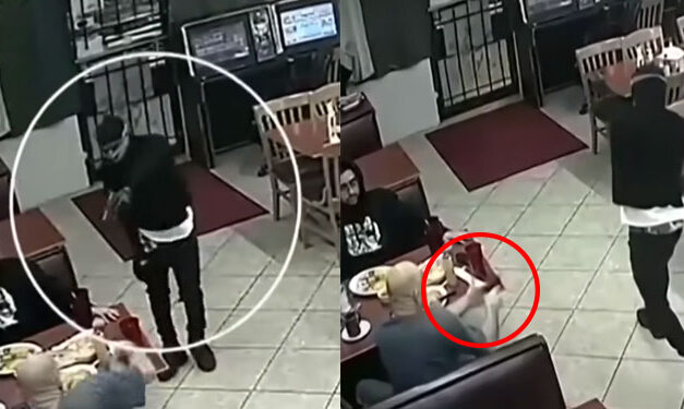 Momento en que cliente mata a un asaltante dentro de una venta de comida (Video)