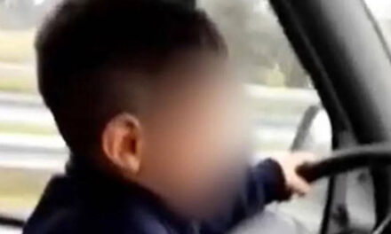 Momento en que un hombre obligó a su hijo de siete años a conducir un camión en carretera (Video)