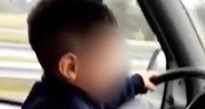 Momento en que un hombre obligó a su hijo de siete años a conducir un camión en carretera (Video)