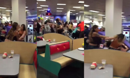 Dos mujeres se van a los golpes por el amor de un hombre dentro de un comedor (Video)
