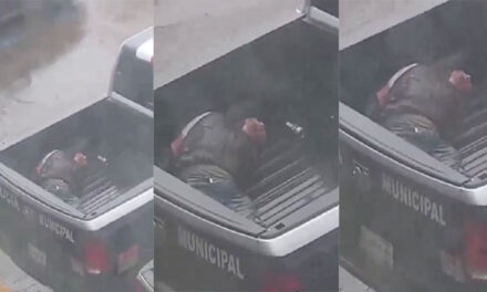 Policías olvidan a detenido en la parte trasera de pickup en plena lluvia (Video)