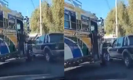 Ayudante de autobús extraurbano amenaza con machete a conductores para que le den vía (Video)