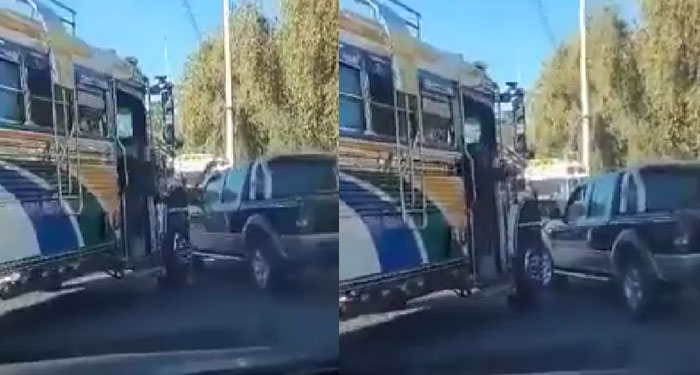 Ayudante de autobús extraurbano amenaza con machete a conductores para que le den vía (Video)
