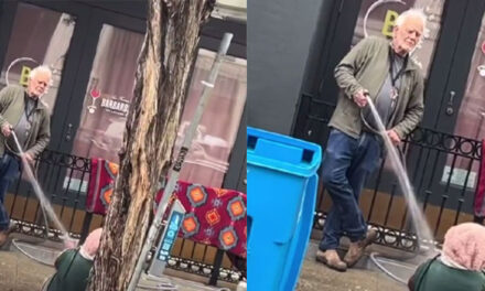 Hombre le tira agua con manguera a indigente que dormía frente a su negocio (Video)