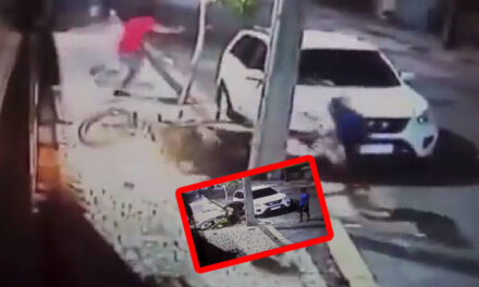 Momento en que peatón derriba a dos motoladrones de una patada voladora (Video)