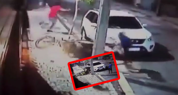 Momento en que peatón derriba a dos motoladrones de una patada voladora (Video)