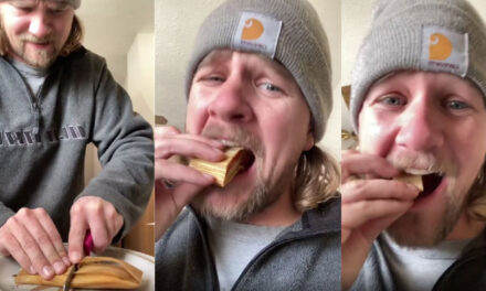 Estadounidense probó un tamal por primera vez y se lo comió con la hoja (Vídeo)