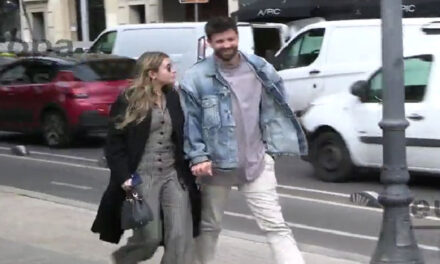Momento en que Clara Chía se estrella en una valla cuando de la mano de Piqué (Video)