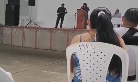 Directora pide a los padres que cumplan las nuevas reglas y si no que se lleven a su hijos (Video)