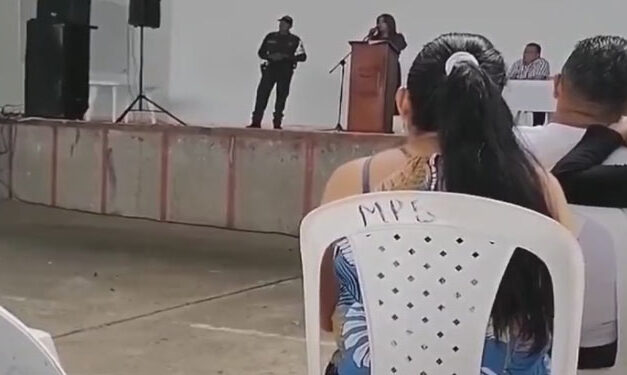 Directora pide a los padres que cumplan las nuevas reglas y si no que se lleven a su hijos (Video)