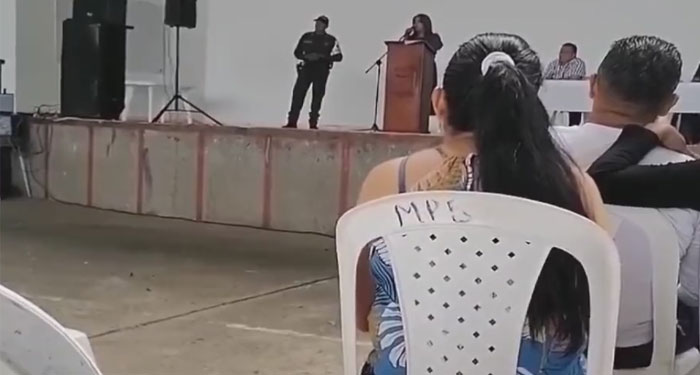 Directora pide a los padres que cumplan las nuevas reglas y si no que se lleven a su hijos (Video)