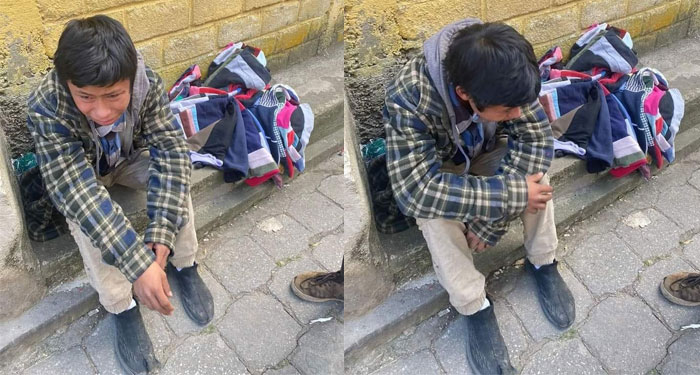 Niño que vendía trapeadores fue asaltado en Chimaltenango y llora por su mercadería