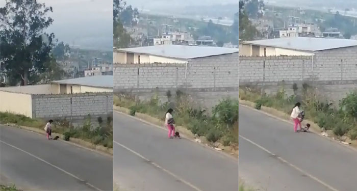 Momento en que una madre golpea a su hijo a patadas en la calle (Video)