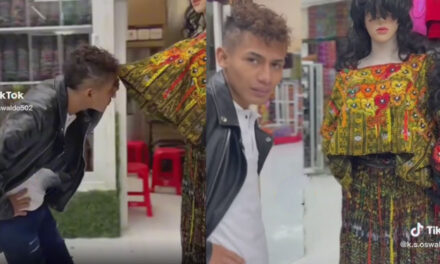 Momento en que Rancherito Calibre 58 le levanta la blusa a una maniquí en la calle (Video)