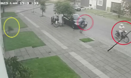 Hombre se da cuenta que ladrones intentaban robar su moto y se tira de un segundo piso para sálvala