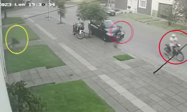 Hombre se da cuenta que ladrones intentaban robar su moto y se tira de un segundo piso para sálvala