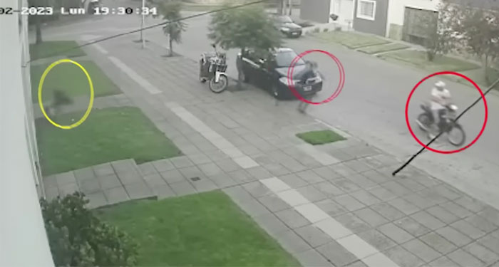 Hombre se da cuenta que ladrones intentaban robar su moto y se tira de un segundo piso para sálvala