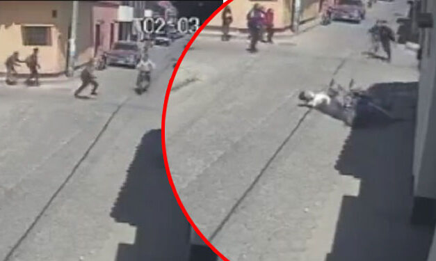 Momento en que estudiante es atropellado por un motorista que iba a alta velocidad (Video)