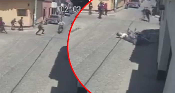 Momento en que estudiante es atropellado por un motorista que iba a alta velocidad (Video)
