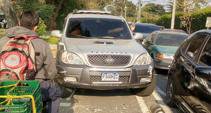 Multan a conductor de un vehículo que utilizó una ciclovía para transitar