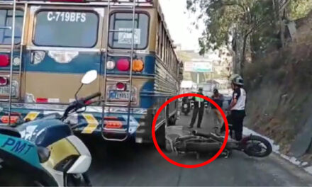 Motorista derrapa y es arrollado por un bus de transporte público (Video)