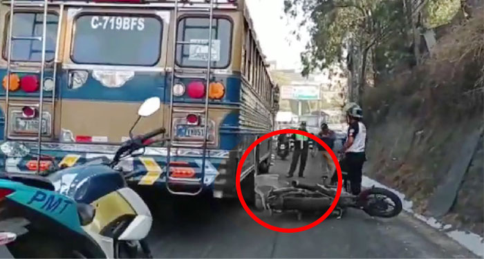 Motorista derrapa y es arrollado por un bus de transporte público (Video)