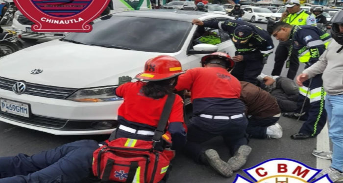 Bomberos y PMT detienen en tráfico para rescatar a perro que fue atropellado en el Periférico (Video)