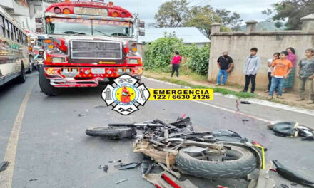 Motorista en estado grave tras impactar contra un bus extraurbano (Video)