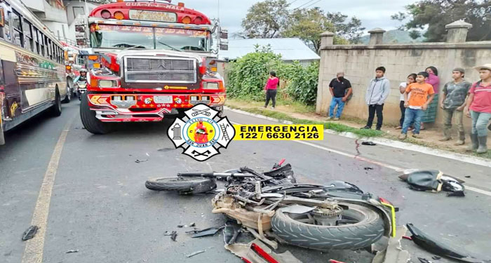 Motorista en estado grave tras impactar contra un bus extraurbano (Video)