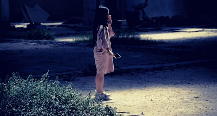 Madre le vendó los ojos a su hija de ocho años, le dijo que tenía una sorpresa y la abandonó