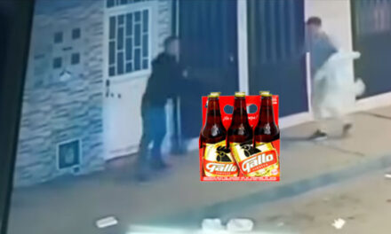 Amigos se van a los golpes por una copa de licor y uno de ellos resultó muerto (Video)