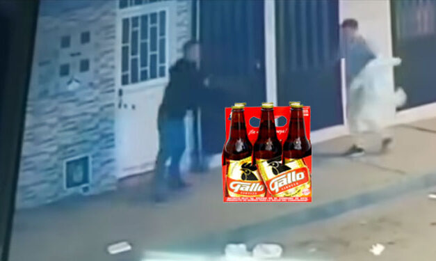 Amigos se van a los golpes por una copa de licor y uno de ellos resultó muerto (Video)