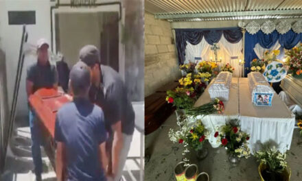 Momento en que trasladan los cuerpos de los menores a su casa para poder velarlos