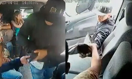 Asaltante se molesta por recibir monedas de pasajeros de un bus (Video)