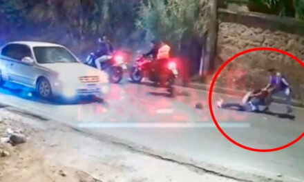 Momento en que una joven forcejea con un ladrón ante la mirada de conductores y nadie la ayuda (Video)
