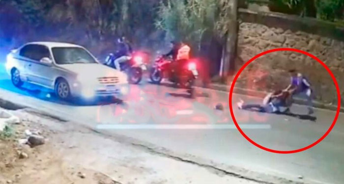 Momento en que una joven forcejea con un ladrón ante la mirada de conductores y nadie la ayuda (Video)