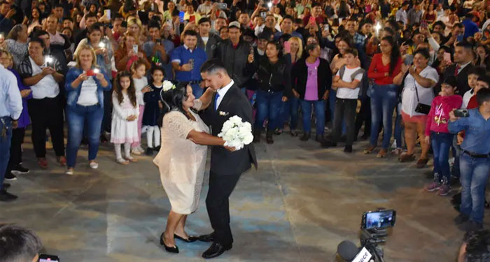 Mujer de 70 años cumple su sueño y contrae matrimonio con su novio de 27 años (Video)