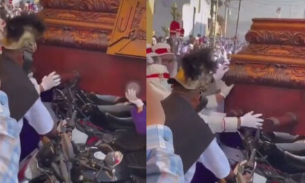 Cucuruchos tiran varias motocicletas para poder pasar con la procesión (Video)