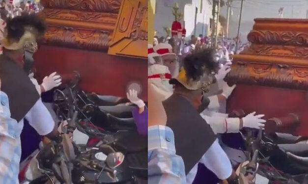 Cucuruchos tiran varias motocicletas para poder pasar con la procesión (Video)