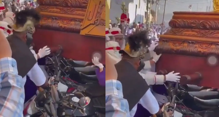 Cucuruchos tiran varias motocicletas para poder pasar con la procesión (Video)