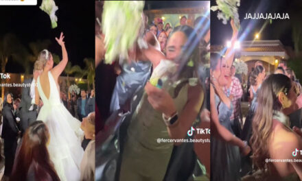 Momento en que dos mujeres se pelean por el ramo en plena boda (Video)