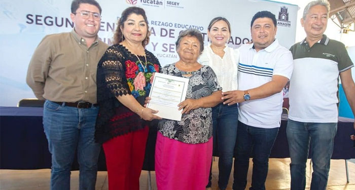 Abuelita se vuelve viral al cumplir su sueño de graduarse a sus 77 años (Video)