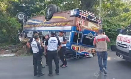 Bus extraurbano protagoniza accidente y deja una persona fallecida (Video)