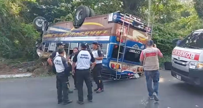 Bus extraurbano protagoniza accidente y deja una persona fallecida (Video)