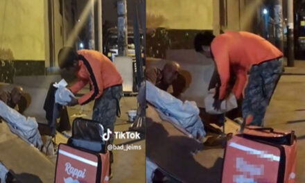 Cliente rechaza pedido de comida y repartidor se lo regala a abuelito de la calle (Video)