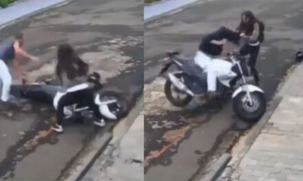 Mujer se agarra a golpes con un ladrón para que no se llevara su motocicleta (Video)