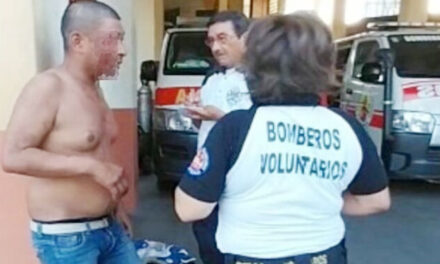 Ayudante de bus es golpeado por su esposa cuando lo encuentra con la supuesta amante