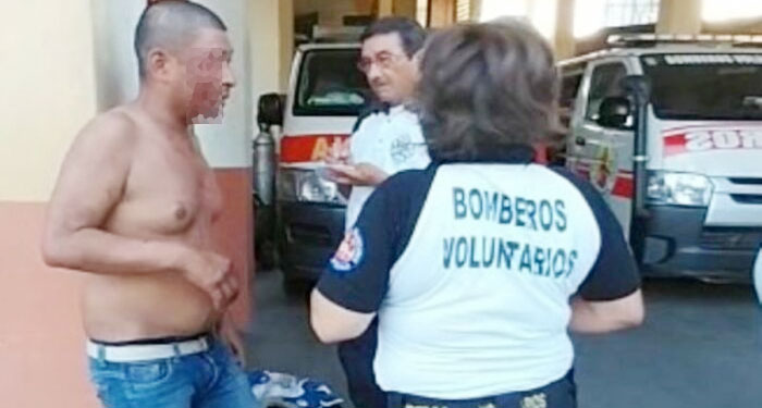 Ayudante de bus es golpeado por su esposa cuando lo encuentra con la supuesta amante