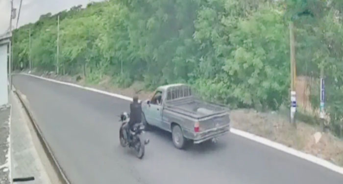 ZACAPA: Momento en que hombre es asesinado por un sicario cuando iba en su vehículo (Video)