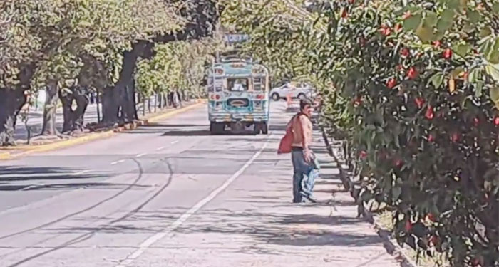Hombre con supuestos problemas mentales tira piedras a los vehículos en la zona 9 (Video)